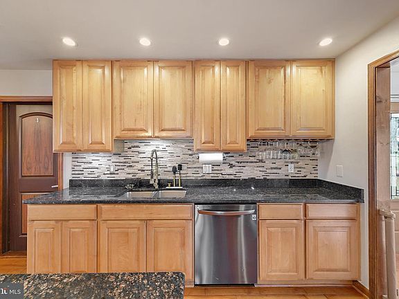 5th image of 806 N Shore Dr