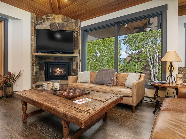Living Room| Smart TV | Fireplace