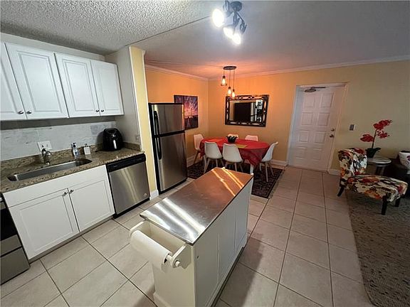 4th image of 1009 Green Pine Blvd APT G1