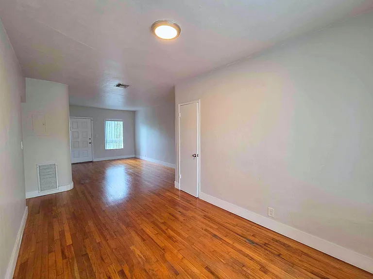 701 NE 16th Ave — Photo 8