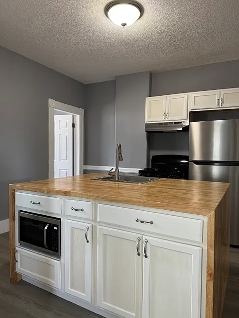 3 bed, 1.5 bath, 1593 sqft, $2,300 — Photo 2