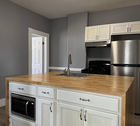 2nd image of 33 Suffield St #35