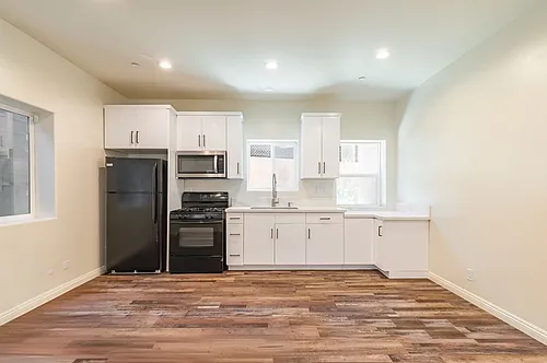 3258 1/2 Dundas St Photo 1