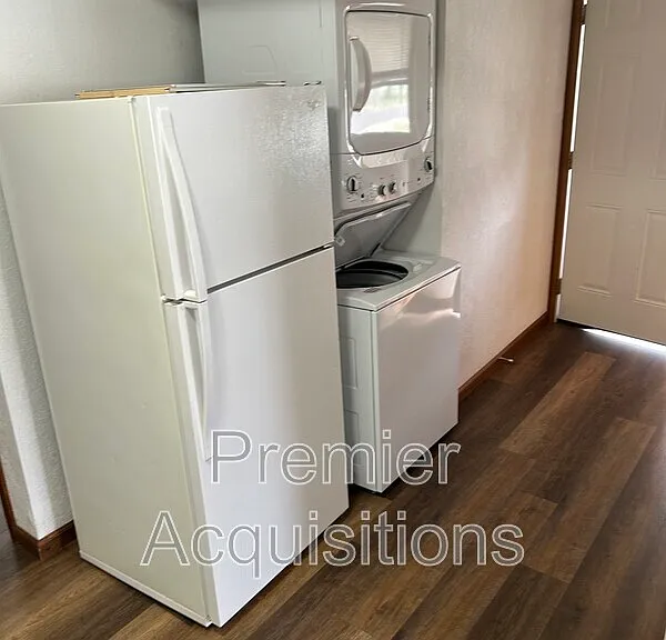 208 E Bland St — Photo 4