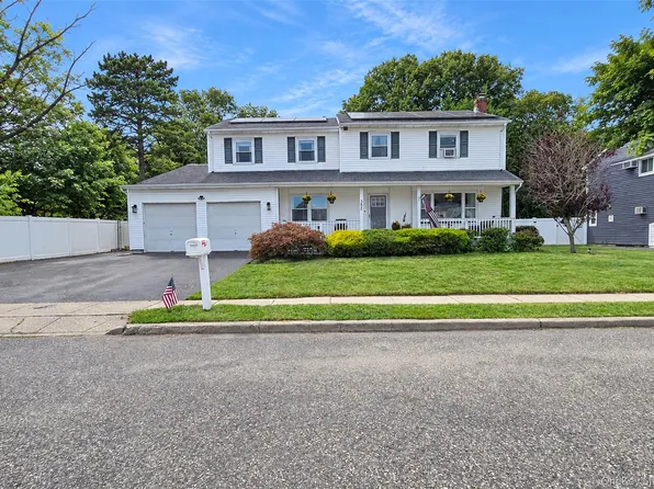 362 Singingwood Drive, Holbrook, NY 11741