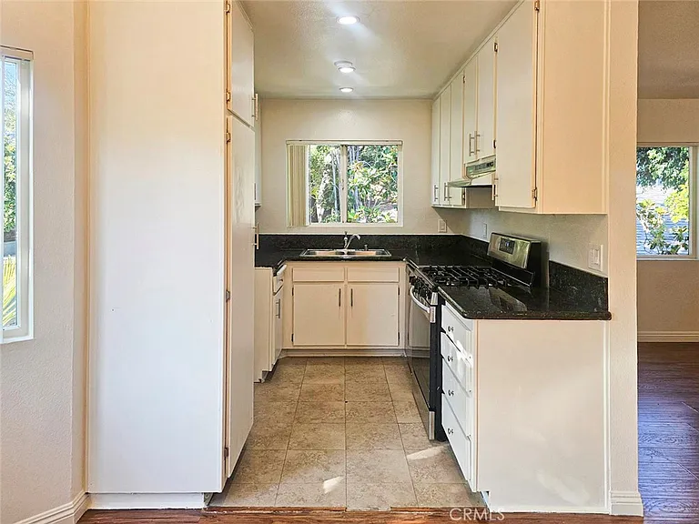 430 E Valencia Ave #D — Photo 4