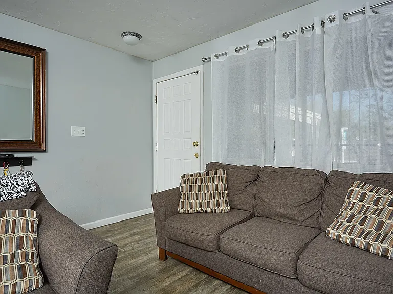 3906 N Stone Ave — Photo 5