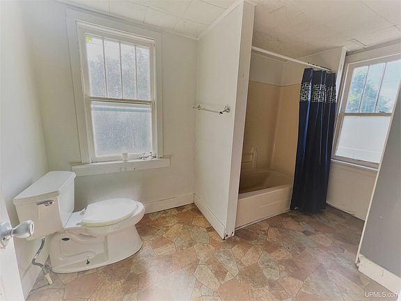 3rd image of 612 W Sagola Ave