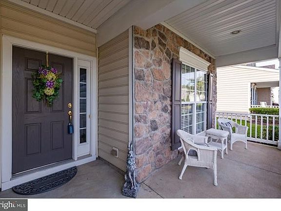 3rd image of 102 Petunia Dr