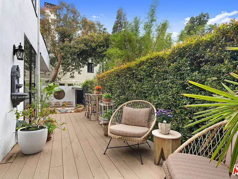 2065 Watsonia Ter — Photo 26