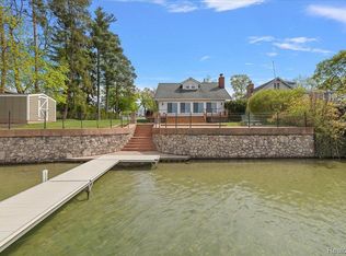 6684 Hatchery Rd, Waterford, MI 48327