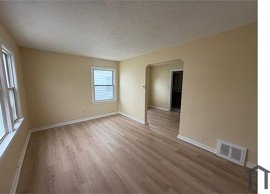 5th image of 16222 Lotus Dr