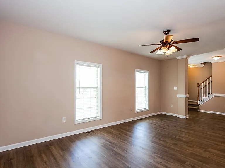 906 Houston Heights Rd — Photo 4