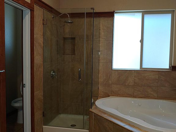 5th image of 380 Heliotrope Dr