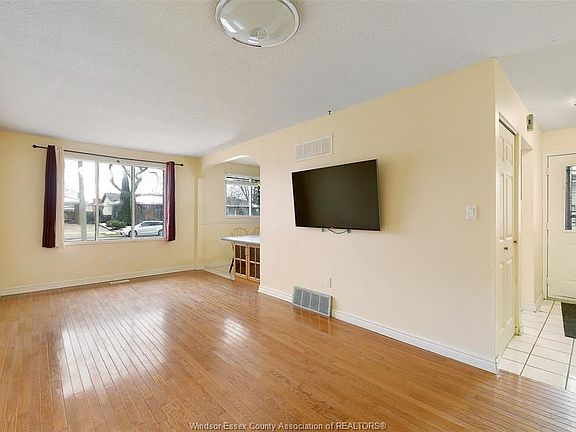 3rd image of 3435 Forest Glade Dr