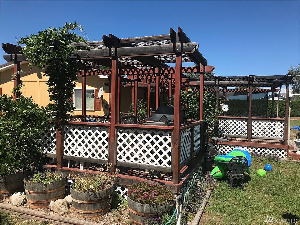 2nd image of 118 Blossom Ln