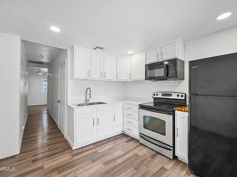 22 E Riverside St — Photo 7