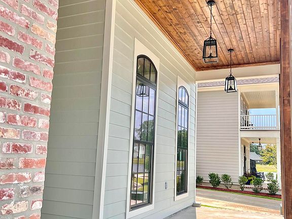 2nd image of 1104 Ambassador Cir