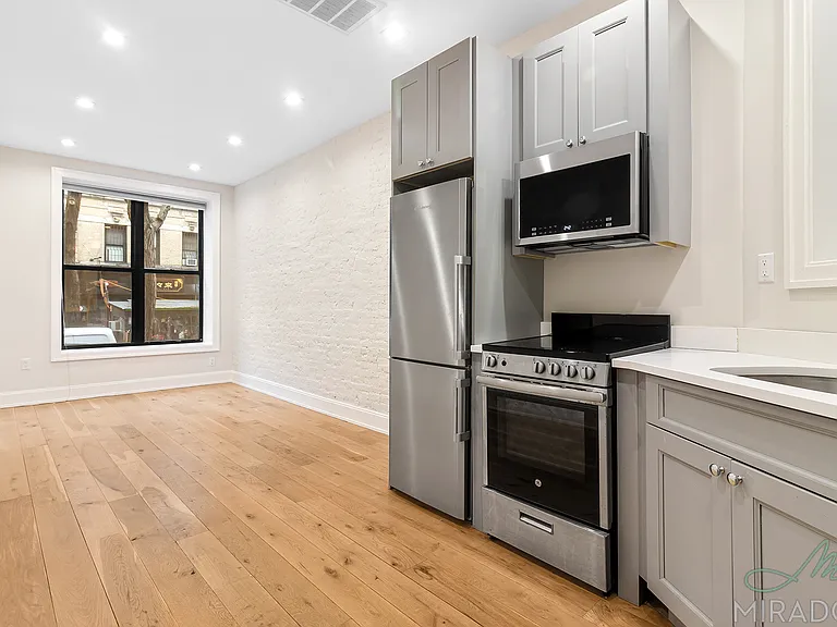 221 E 10th St #1 — Photo 1