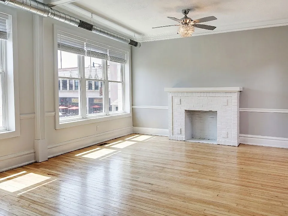 Living/Dining/Family Room Large open floorplan with hardwood floors, 10' ceilings, canned lights, new windows and blinds throughout. Bright and spacious living. (this south view is on the west portion of the floor plan)