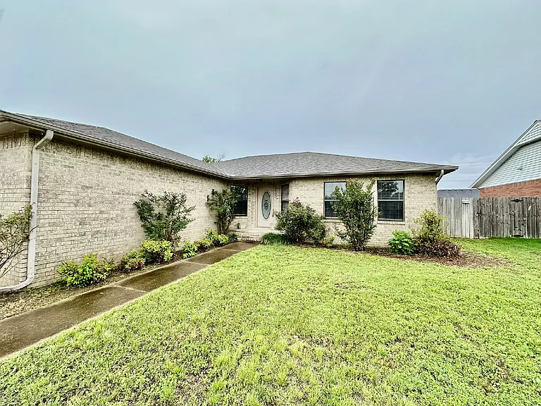2311 W Willow St — Photo 3