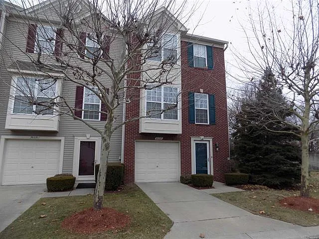 3 bed, 2.5 bath, 2000 sqft, $2,300 — Photo 1
