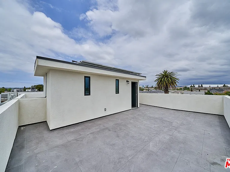 601 W 41st Pl — Photo 6