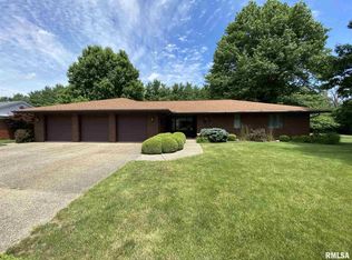 4 Oakwood Dr, Jacksonville, IL 62650