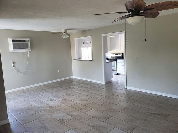 Living Room/Dining Area
