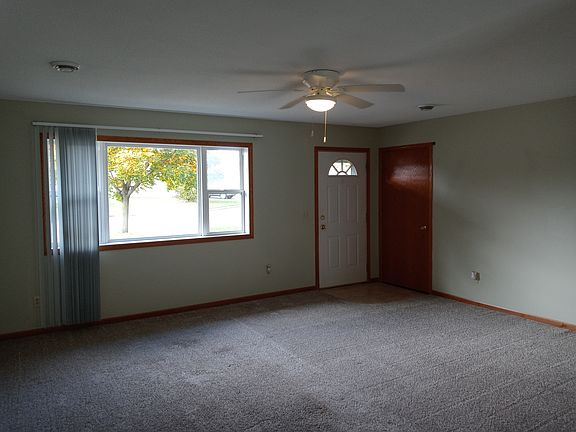 1040 pinecone livingroom (1)_10212022