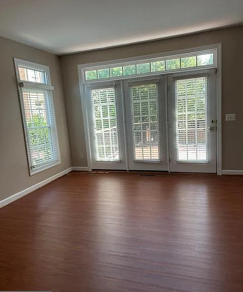 1811 Fallbrook Ln — Photo 4