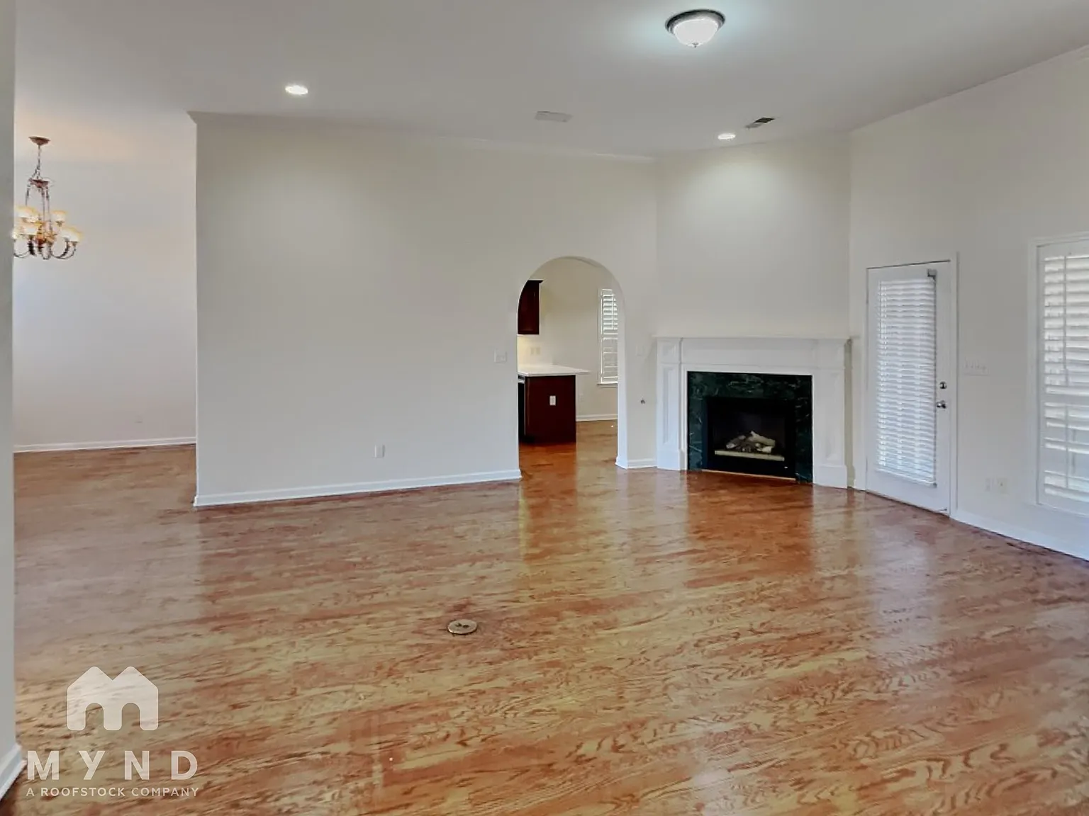 3 bed, 2.0 bath, 1807 sqft, $1,995 — Photo 3