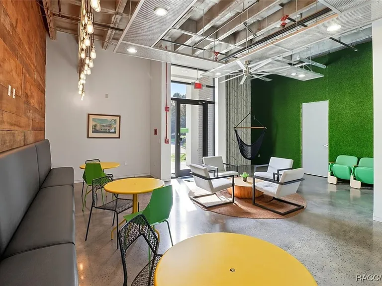 302 SE Broadway St #460 — Photo 5