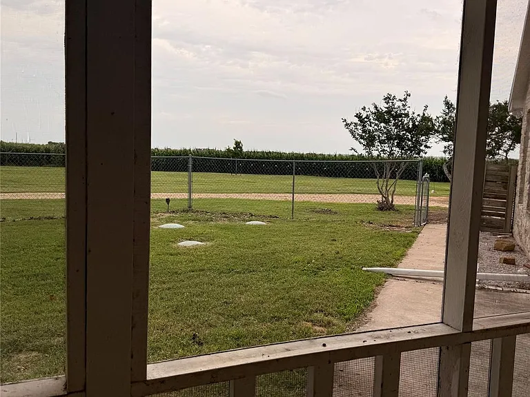 5600 FM 1466 — Photo 22