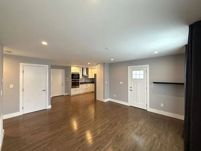 300 E Peterson Dr — Photo 3