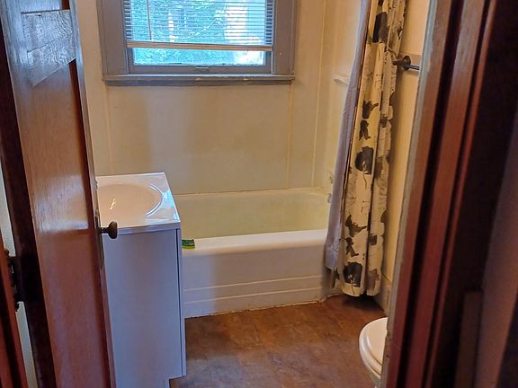 4th image of 211 N D St