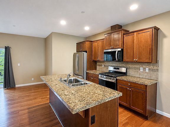 5th image of 931 4th Ave NE