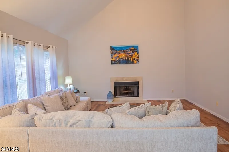 4 bed, 2.5 bath, 3266 sqft, $6,800 — Photo 4
