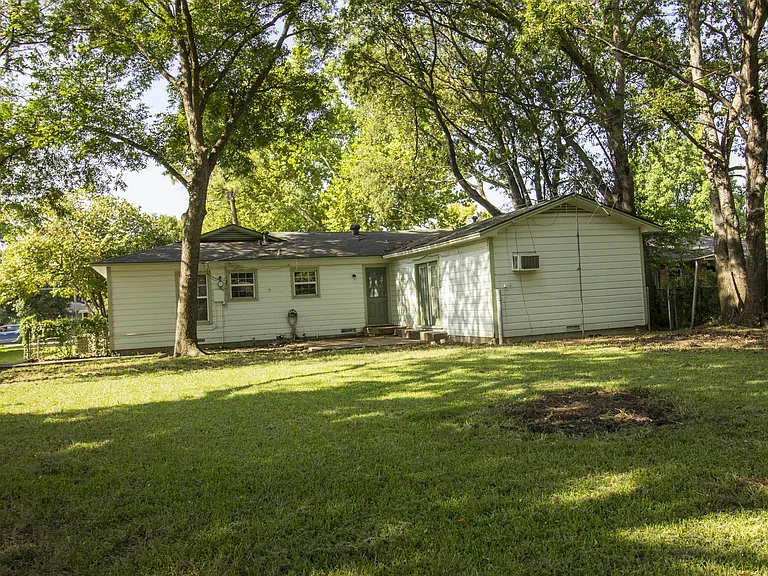 1004 Crescent St — Photo 9
