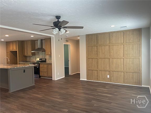 3rd image of 407 Blackberry Court