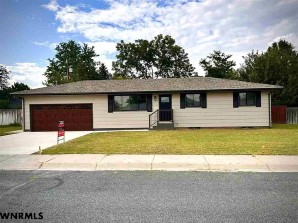 1909 Cheyenne Dr, Scottsbluff, NE 69361