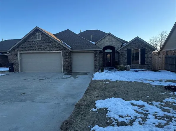 924 SW 15th St, Moore, OK 73160