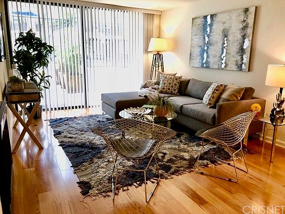3rd image of 906 N Doheny Dr APT 220