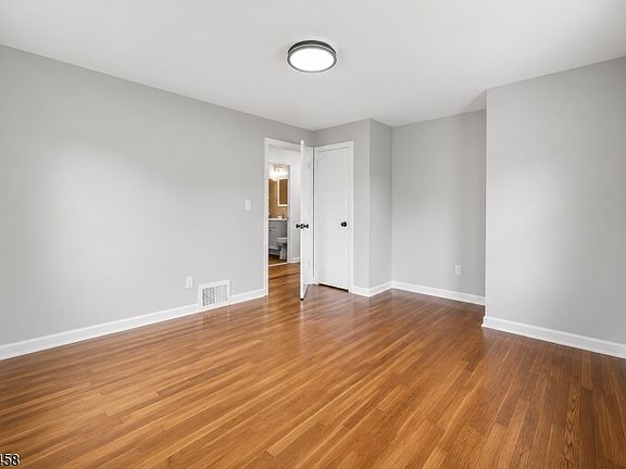4th image of 18 Farmingdale Ave