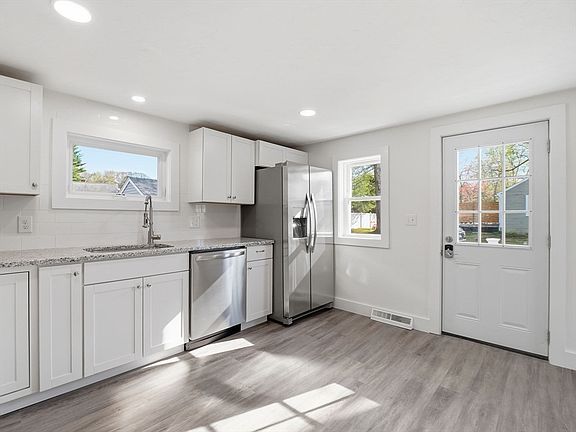 4th image of 51 Sandy Pond Rd