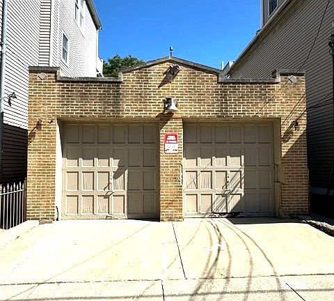 2nd image of 2742 N Kenmore Ave