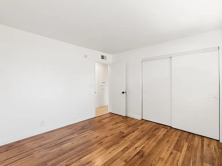 1017 Oxford Dr #D — Photo 11