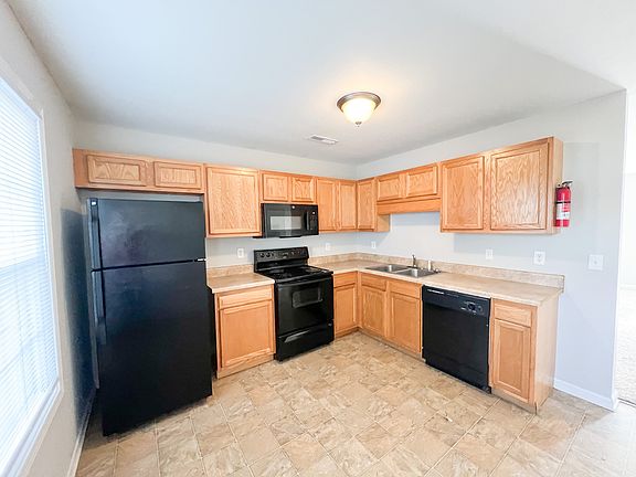 4th image of 244 Executive Ave