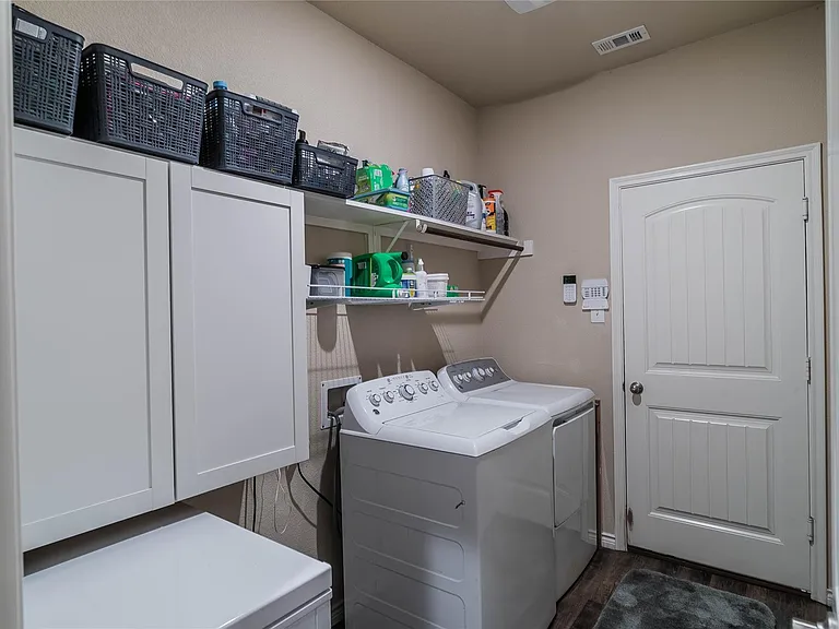 562 Jamestown Ln — Photo 15