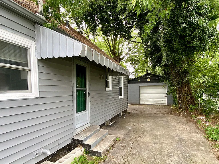 1921 Gault St — Photo 2